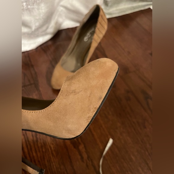 ALDO Beautiful Tan Suede Stiletto High Heel Pumps with detail on back. Size 36 - Picture 2 of 10